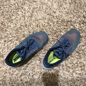 Nike running shoes: “free and flexible”.